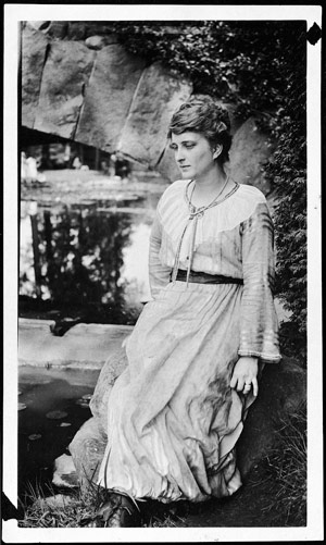 elsie-stevens-by-bridge-in-elizabeth-park